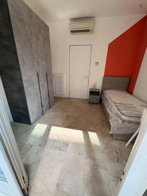 Shiny single bedroom with balcony in central Bologna - Bologne - chambre - ImmoJeune