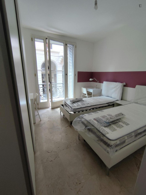 Bed in an ensuite twin bedroom with balcony in spacious apartment in the city center - Bologne - chambre - ImmoJeune