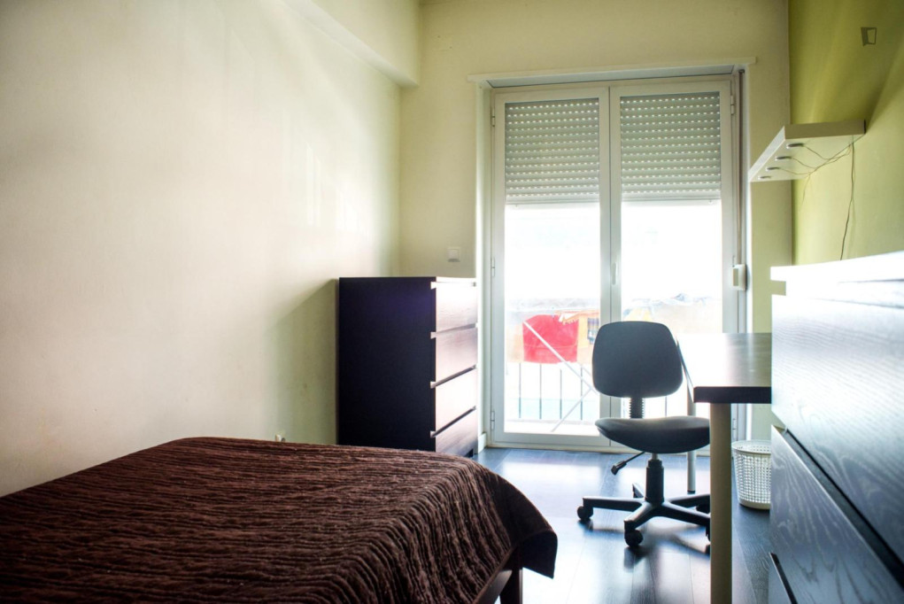 Vibrant Single Bedroom with a balcony close to Lusíada University - Lisbonne - chambre - ImmoJeune