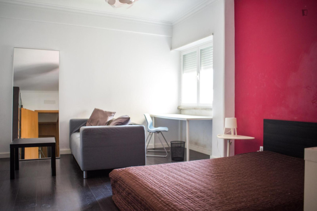 Welcoming Double Bedroom close to Lusíada University - Lisbonne - chambre - ImmoJeune