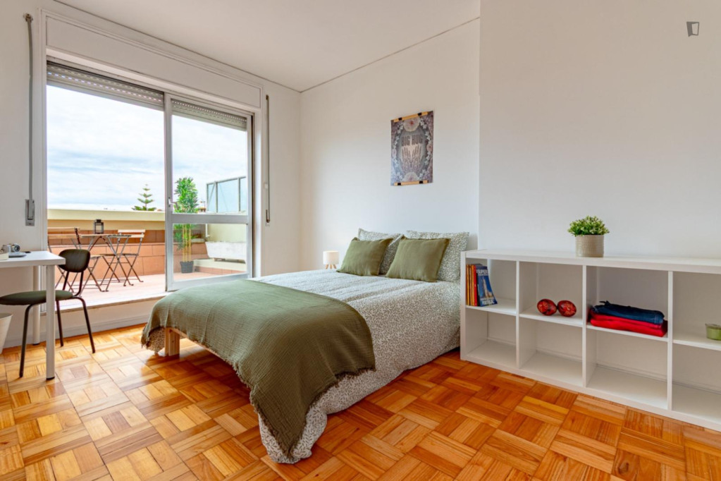 Large double bedroom with a terrace, in Ramalde - Porto - chambre - ImmoJeune
