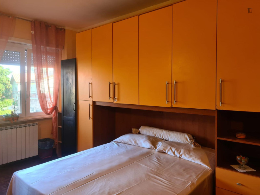 Spacious Bedroom in Apartment with Garden - Rome - chambre - ImmoJeune