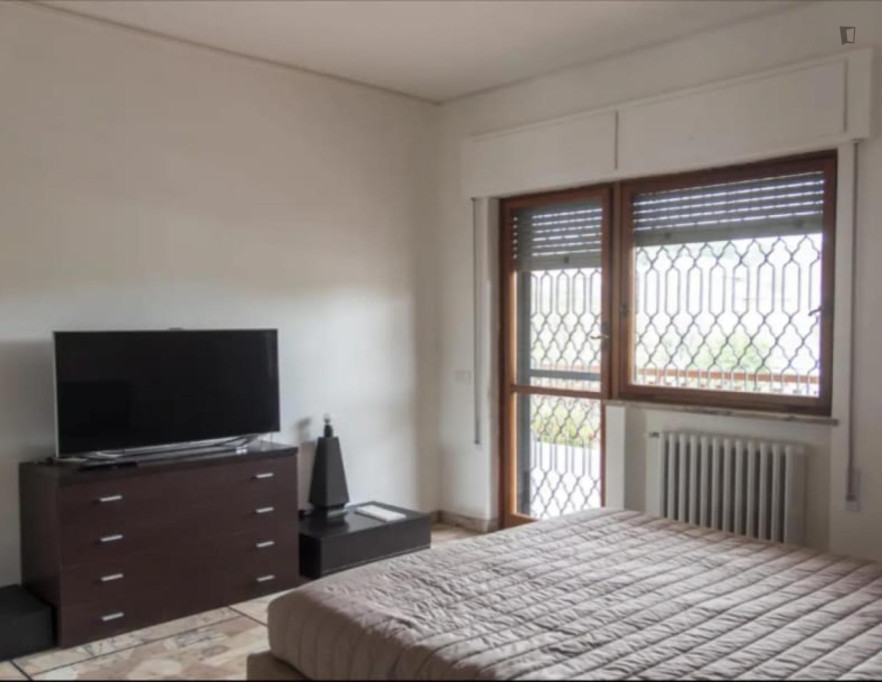 Large Bedroom in Roma Battistini - Rome - chambre - ImmoJeune