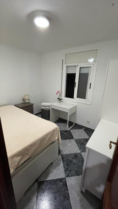 Cozy room in a quiet family apartment close to Provençana metro station - Barcelone - chambre - ImmoJeune