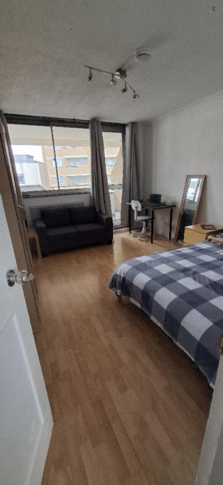 Alluring Double Bedroom close to Chancery Lane Metro, with private balcony - London - chambre - ImmoJeune