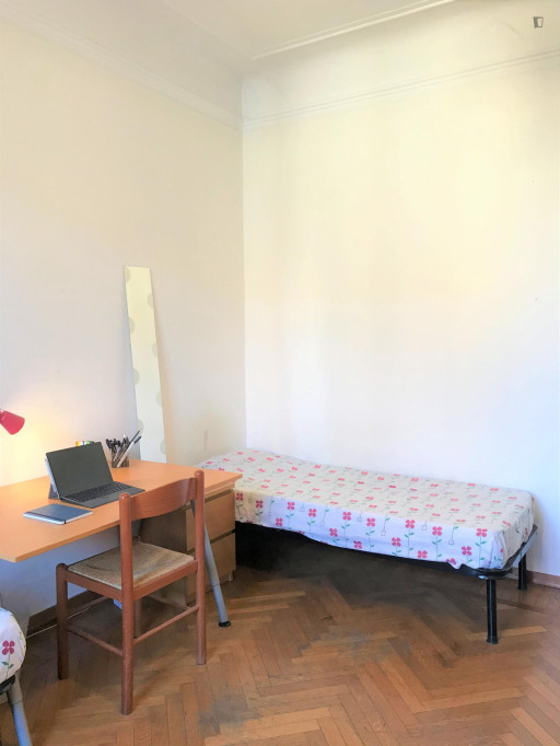 Bed in a nice twin bedroom, in a 1-bedroom apartment in Loreto - Milan - chambre - ImmoJeune