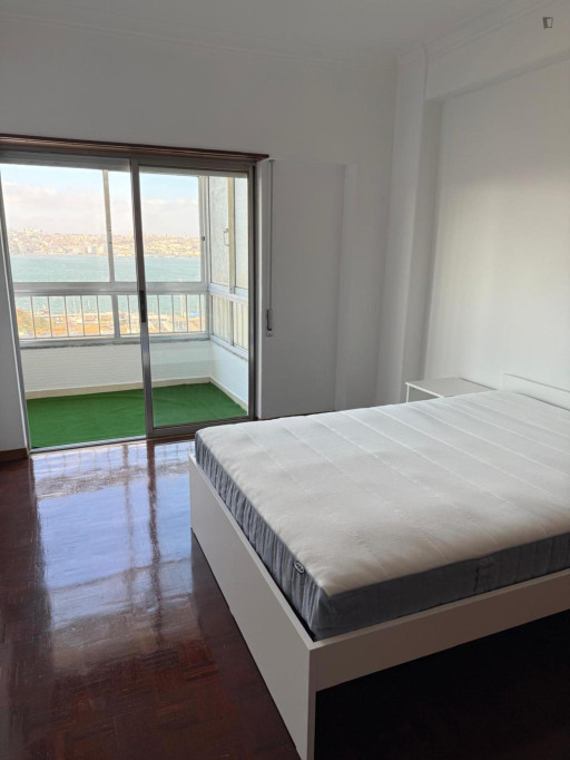 Shinning Double Bedroom close to Cacilhas lighthouse - Lisbonne - chambre - ImmoJeune