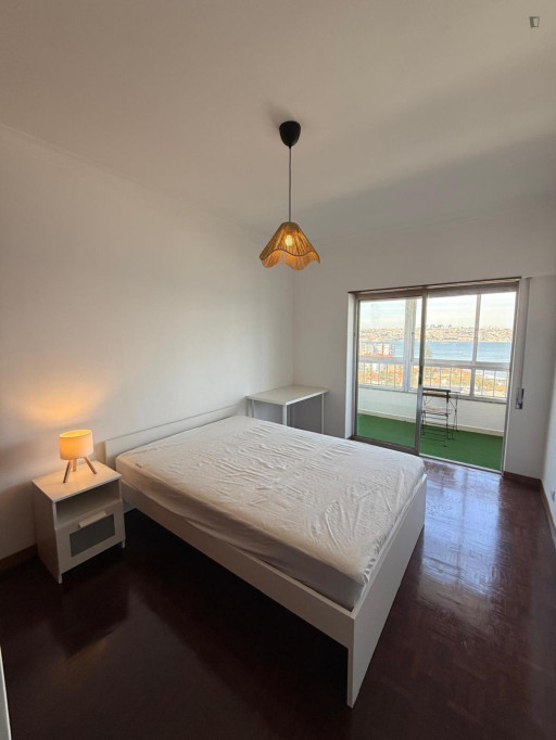 Luminous Double Bedroom close to Cacilhas Ferry - Lisbonne - chambre - ImmoJeune