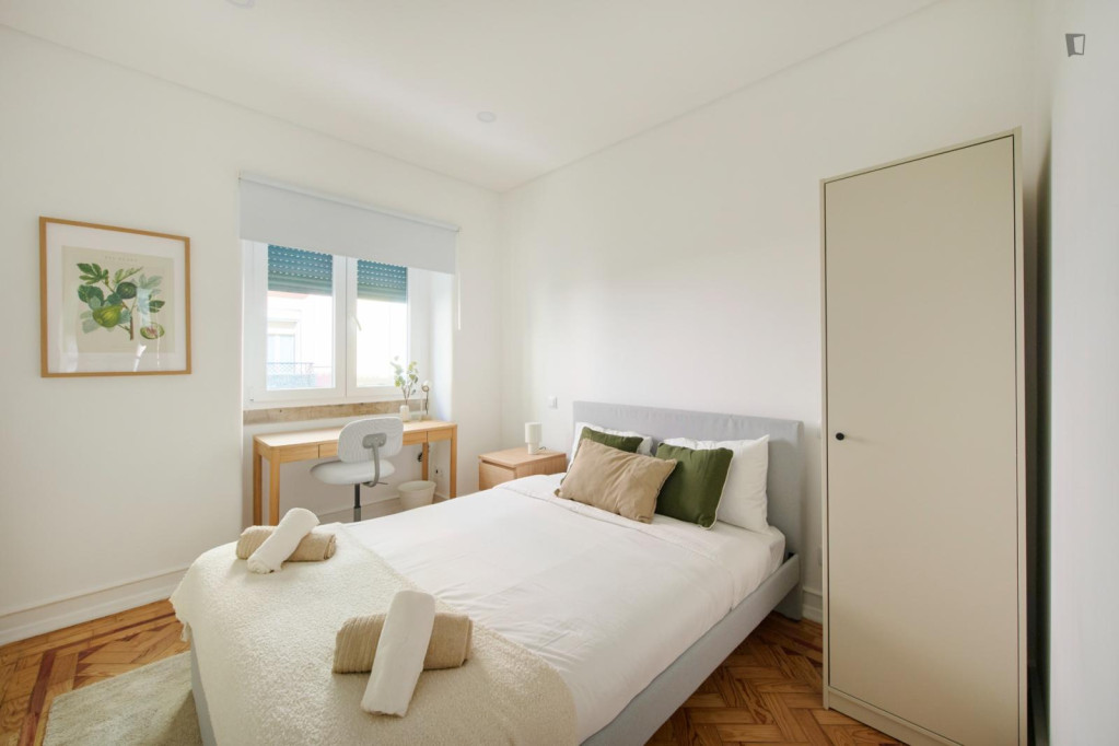 Inviting double bedroom in central Anjos - Lisbonne - chambre - ImmoJeune