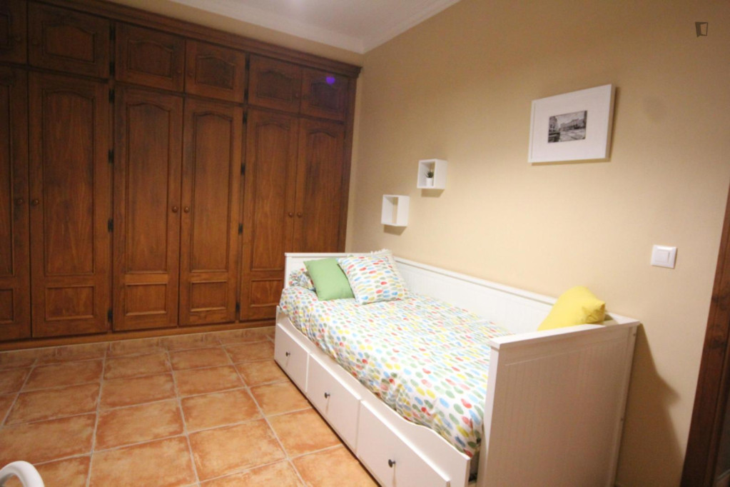 Welcoming Single Bedroom with a balcony close to Puerto Real Train Station - Cadiz - chambre - ImmoJeune