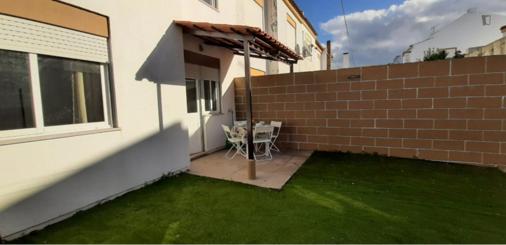 Passionate 2 Bedroom House with a backyard close to Serra d'Arrabida - Setubal - chambre - ImmoJeune
