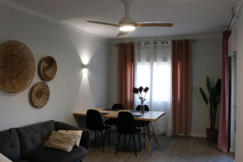 Welcoming 2 Bedroom Apartment with a balcony close Angrinha Beach to  - Lagoa - chambre - ImmoJeune