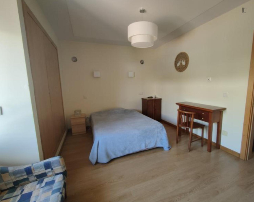 Pleasant ensuite bedroom in Porto Salvo - Lisbonne - chambre - ImmoJeune