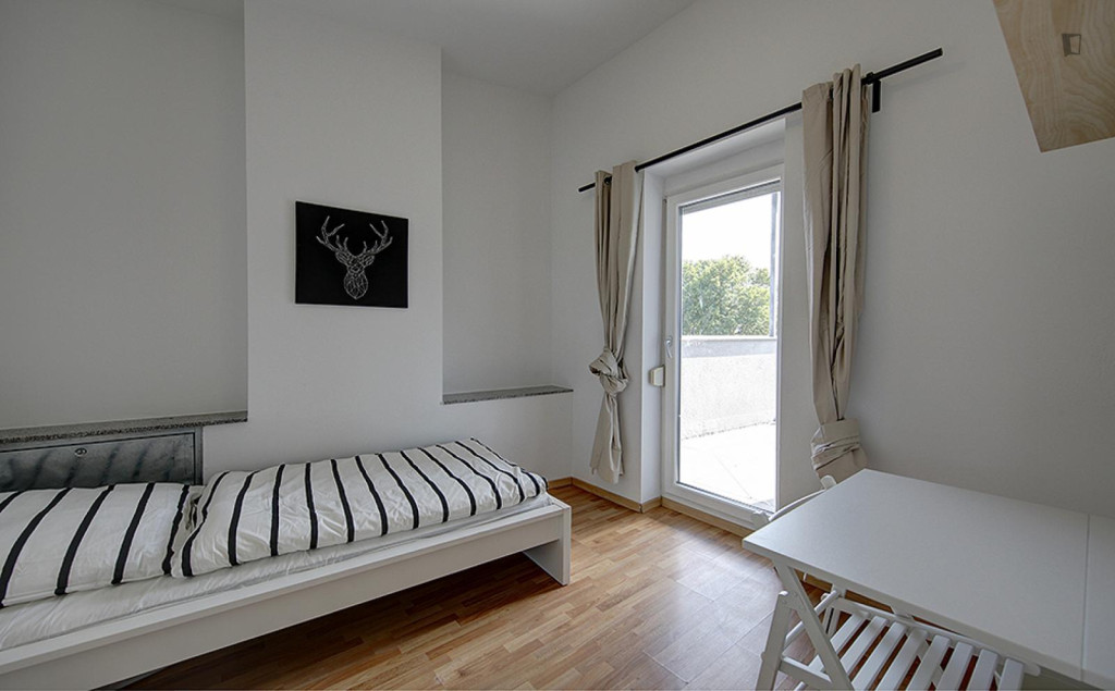 Welcoming single bedroom near Wilhelma Theater - Stuttgart - chambre - ImmoJeune