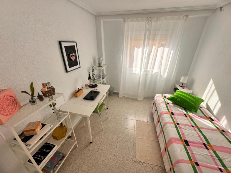 Comfy Single Bedroom close to Del Tossal Park - Alicante - chambre - ImmoJeune