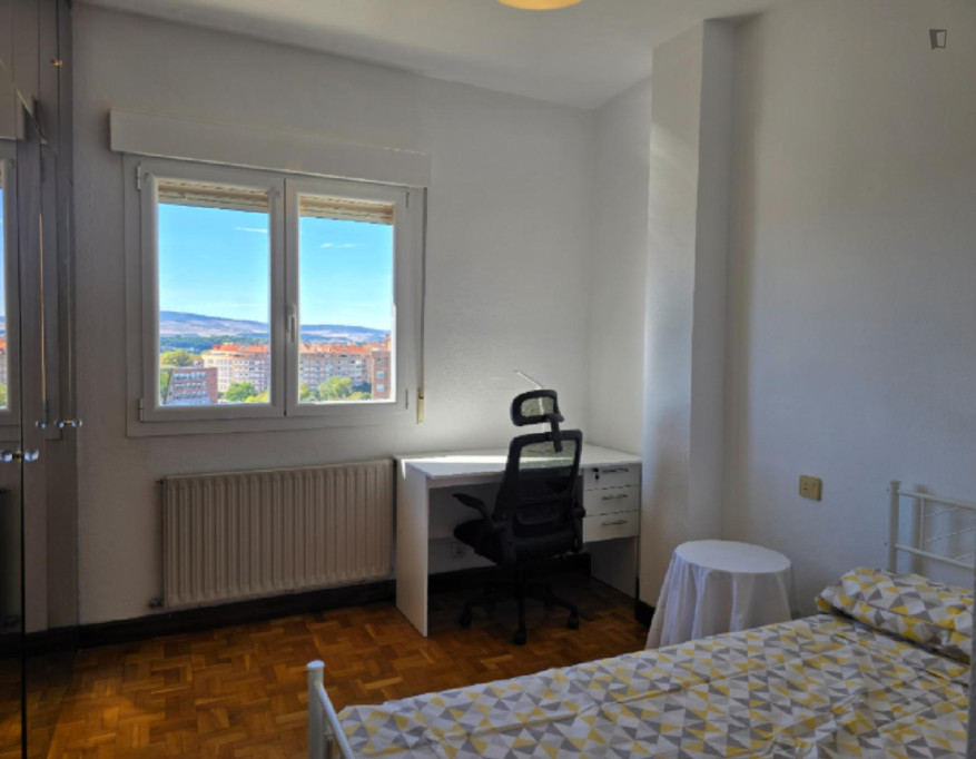 Bright Single Bedroom close to Navarra Hospital Complex - Pamplona - chambre - ImmoJeune