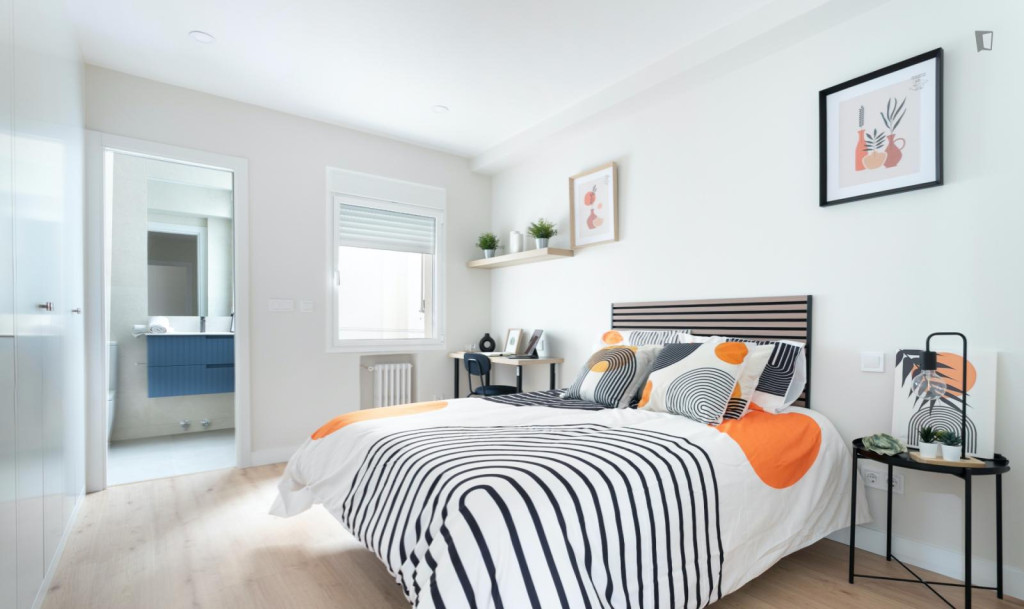 Beautiful ensuite double bedroom in a fully renovated high-end apartment in Chamberí - Madrid - chambre - ImmoJeune