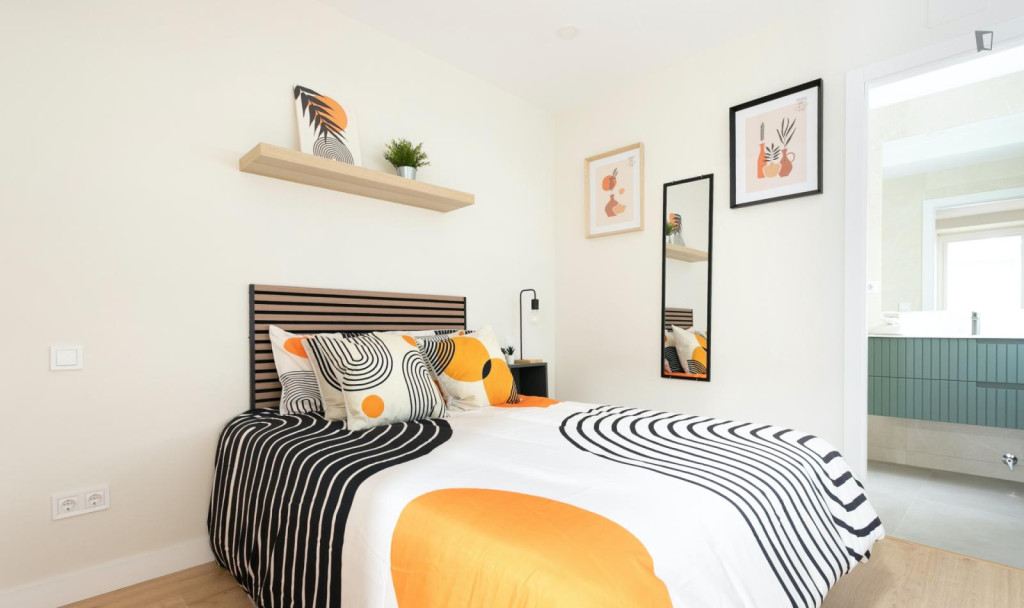 Wonderful ensuite double bedroom in a fully renovated high-end apartment in Chamberí - Madrid - chambre - ImmoJeune