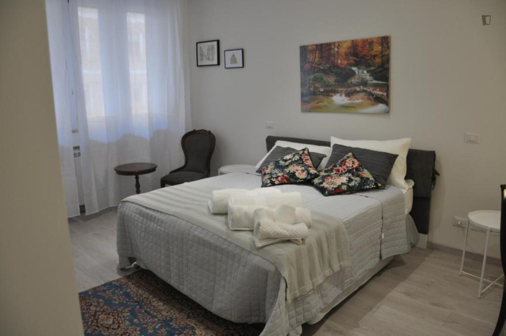 Multiple beds bedroom, with private bathroom, in 2-bedroom apartment - Catania - chambre - ImmoJeune