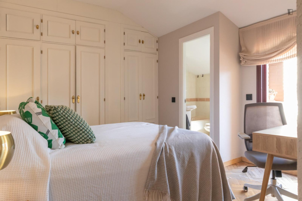 Lovely ensuite double bedroom near Alcorcon Central station - Madrid - chambre - ImmoJeune