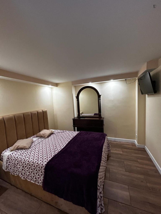 Alluring Double Bedroom with a private bathroom close to LIDL Casal de Cambra Supermarket - Lisbonne - chambre - ImmoJeune
