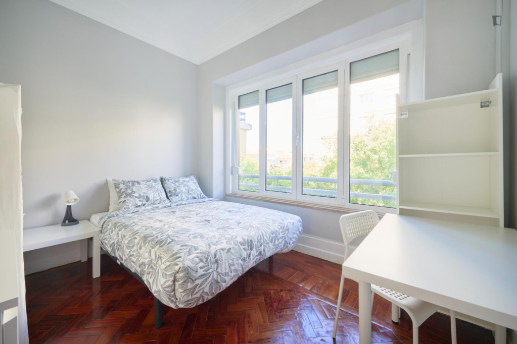 Bright double bedroom near the Saldanha metro - Lisbonne - chambre - ImmoJeune