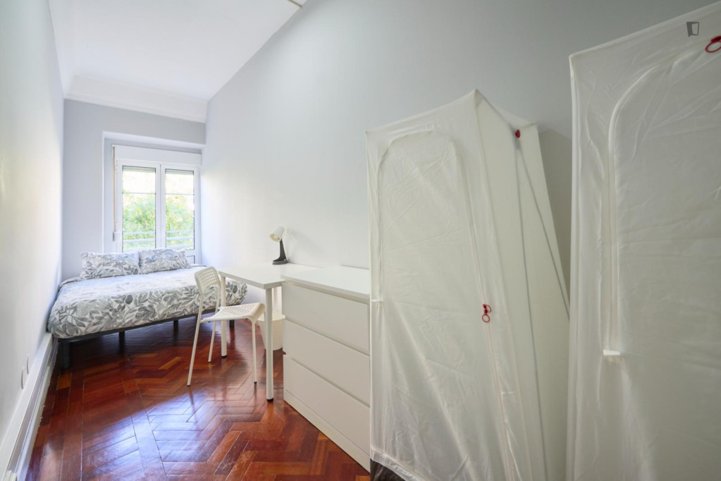 Attractive double bedroom with a balcony, in Saldanha - Lisbonne - chambre - ImmoJeune