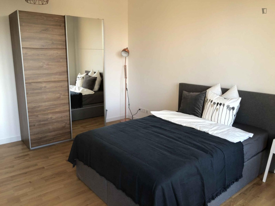 Luminous single bedroom near the Schwartzkopffstr. metro - Berlin - chambre - ImmoJeune
