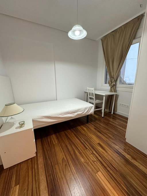 Comfy Single Bedroom close to Ereaga Beach - Bilbao - chambre - ImmoJeune