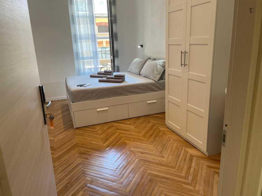Double bedroom, with private bathroom and balcony, in 3-bedroom apartment - Turin - chambre - ImmoJeune