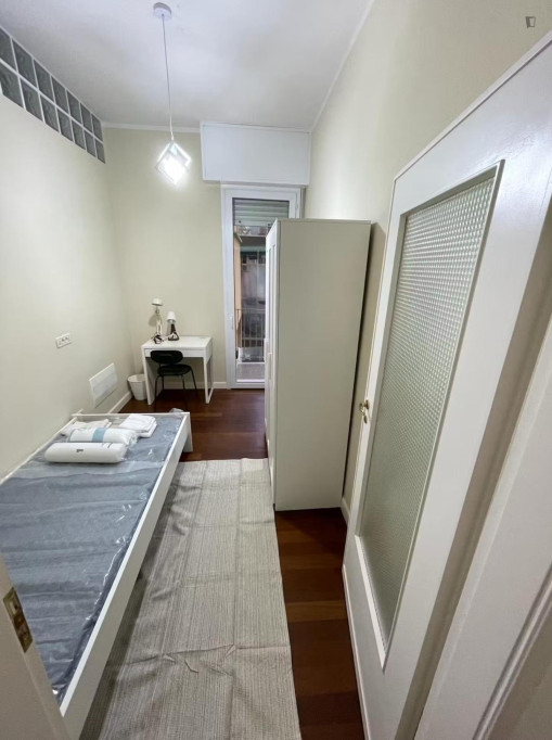 Single bedroom with balcony in 7-bedroom apartment in the city center - Bologne - chambre - ImmoJeune