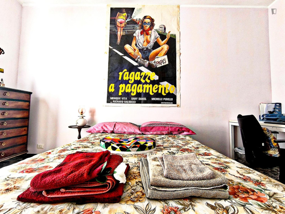 Bright double bedroom with balcony well connected to Politecnico and the city center - Milan - chambre - ImmoJeune