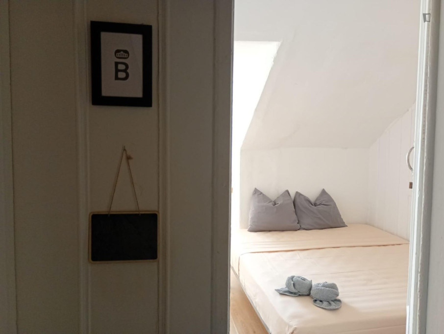 Room in a shared flat not too far from Santos train station - Lisbonne - chambre - ImmoJeune