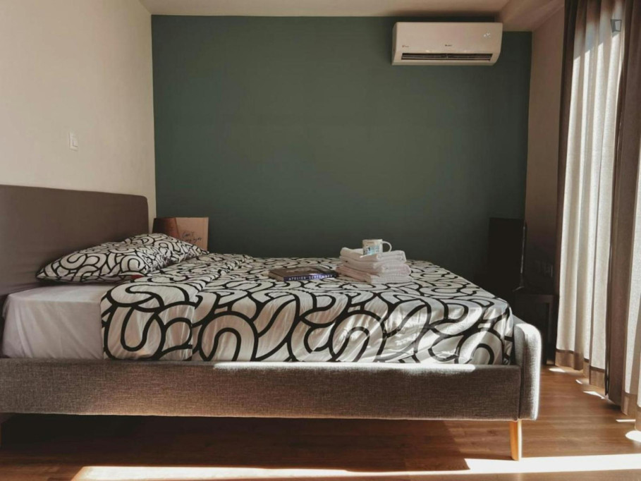Modern Studio with a balcony close to Goudi Metropolitan Park - Athens - chambre - ImmoJeune