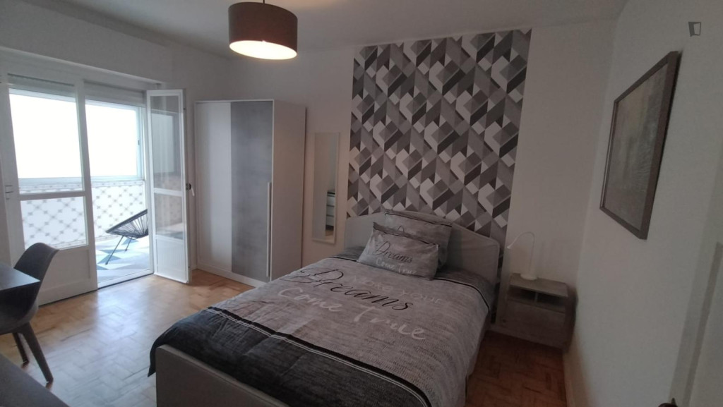 ABAR2X4 - Spacious room with TV, large bed and private balcony close to Nova SBE - Lisbonne - chambre - ImmoJeune