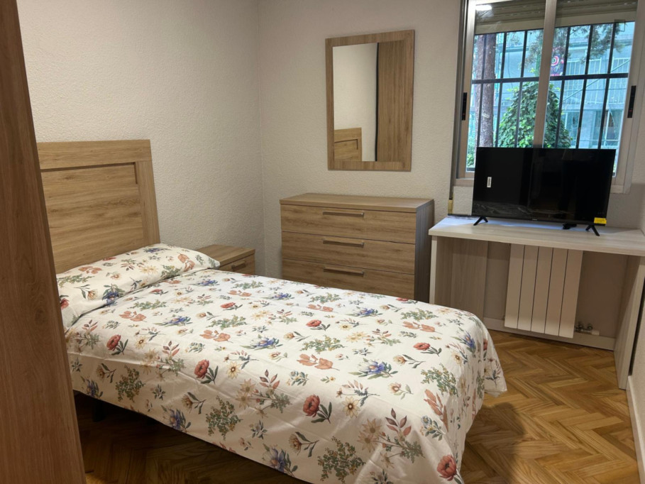 Cozy single bedroom close to Empalme metro station - Madrid - chambre - ImmoJeune