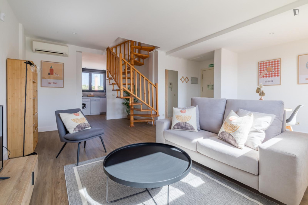 Sunny 1-bedroom duplex apartment near Parque de La Ventilla - Madrid - chambre - ImmoJeune