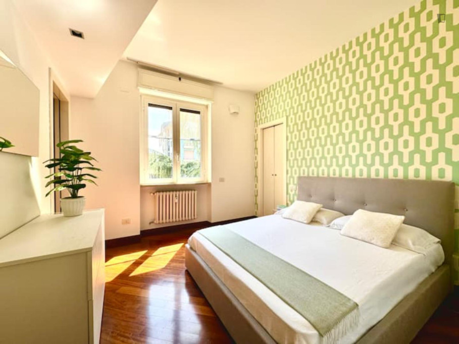 Very nice ensuite double bedroom near Tre Torri metro - Milan - chambre - ImmoJeune
