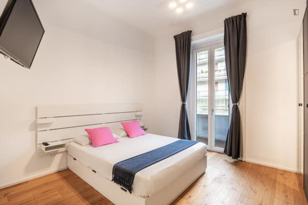 Charming double bedroom with a balcony, near Stazione Centrale - Milan - chambre - ImmoJeune