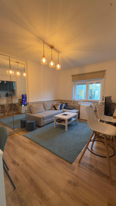 Captivating 1 Bedroom Apartment close to Riviera Beach - Lisbonne - chambre - ImmoJeune