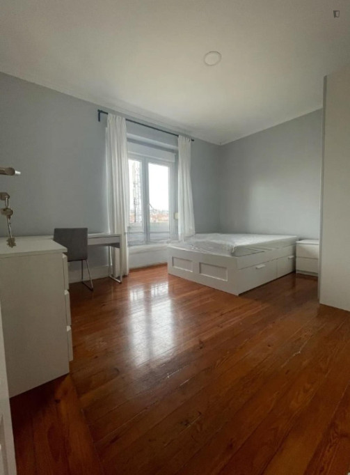 Cool bedroom in a 7-bedroom flat - Lisbonne - chambre - ImmoJeune