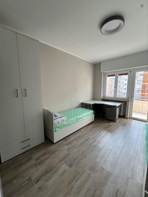 Multiple beds bedroom, with balcony, in 2-bedroom apartment - Turin - chambre - ImmoJeune