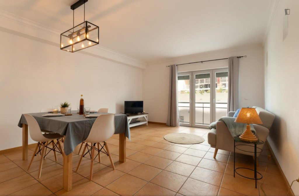 Vibrant 2 Bedroom Apartment with a balcony in front of Sesimbra Beach - Setubal - chambre - ImmoJeune