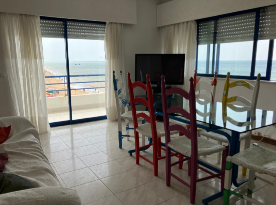 Welcoming 2 Bedroom Apartment with a balcony and Gaivota beach front - Quarteira - chambre - ImmoJeune
