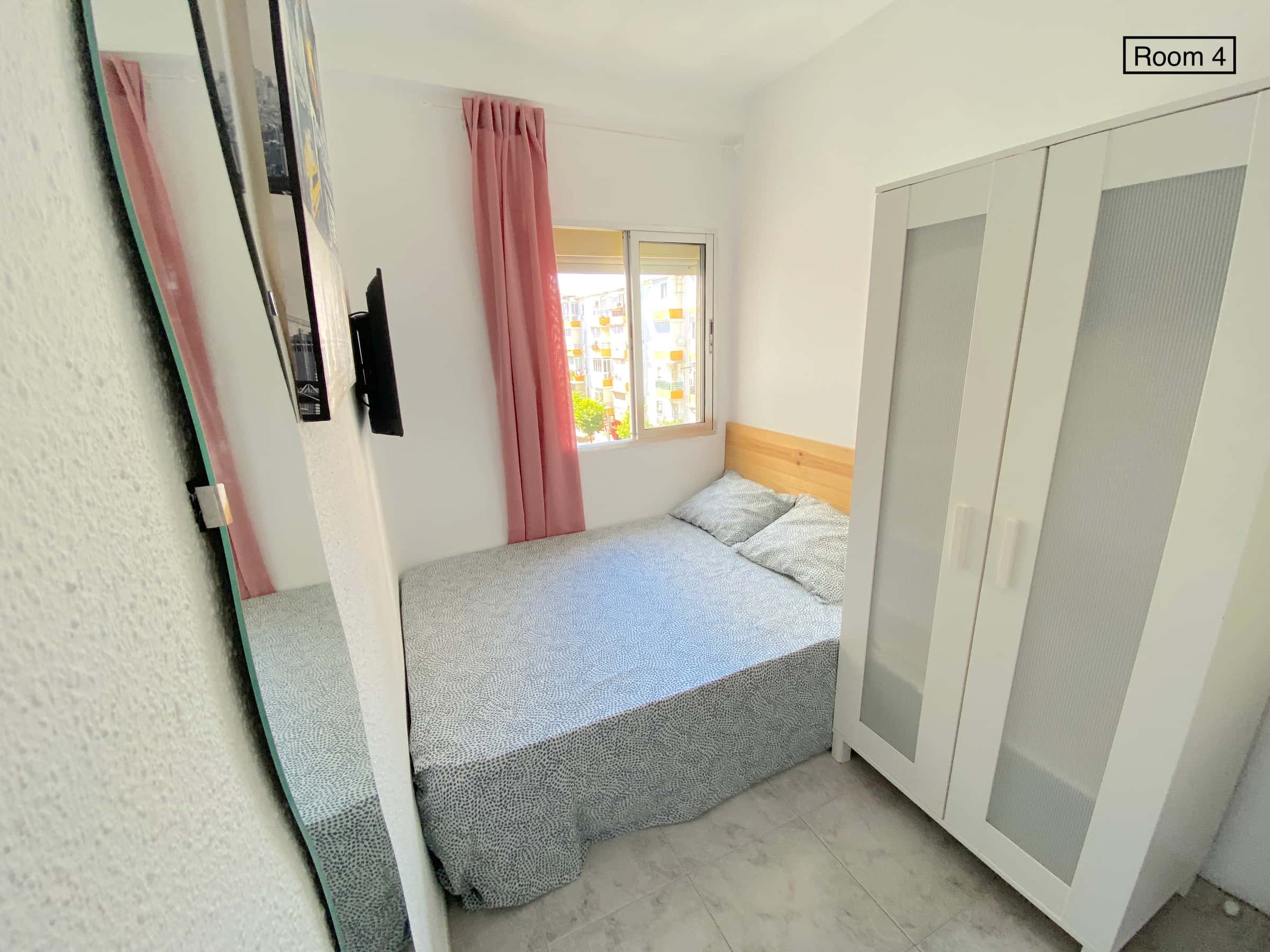 Sunny room near center with double bed, WIFI and TV for students