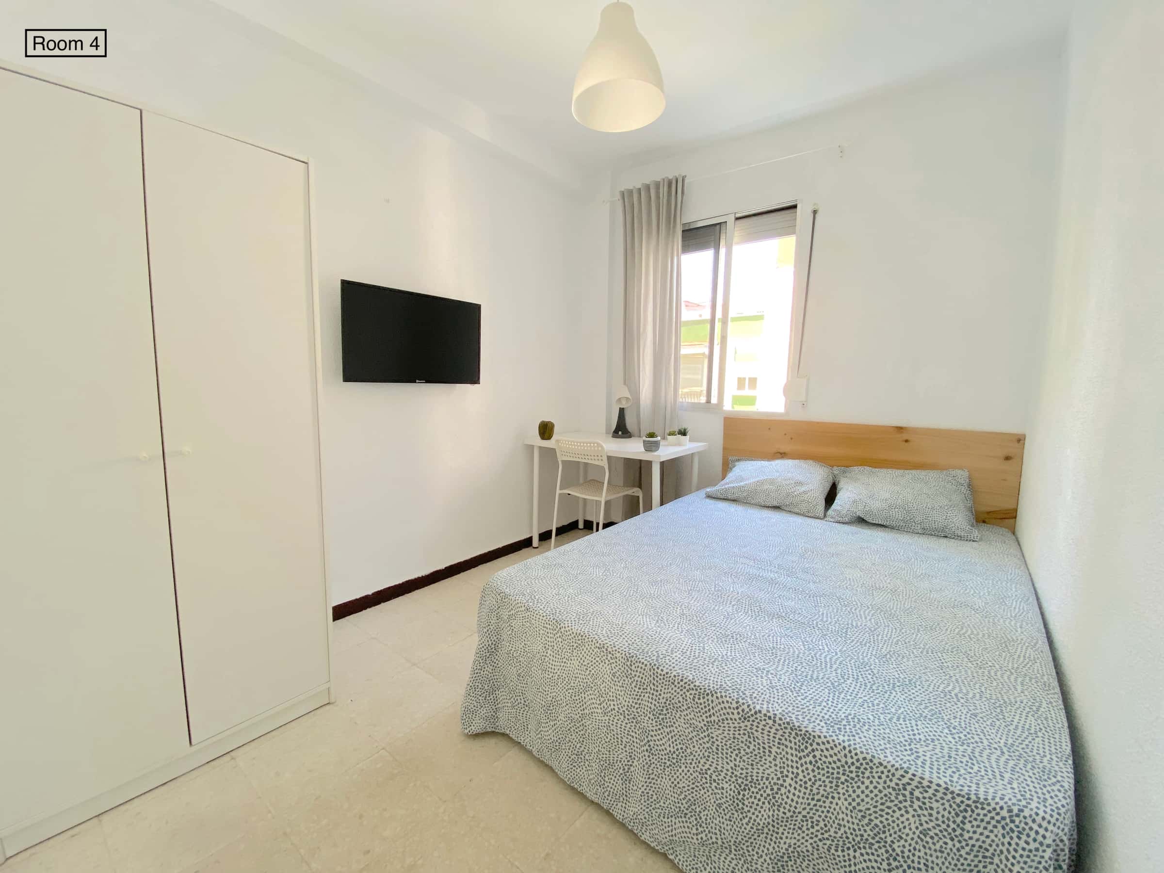 Sunny room near center with double bed, WIFI and TV for students