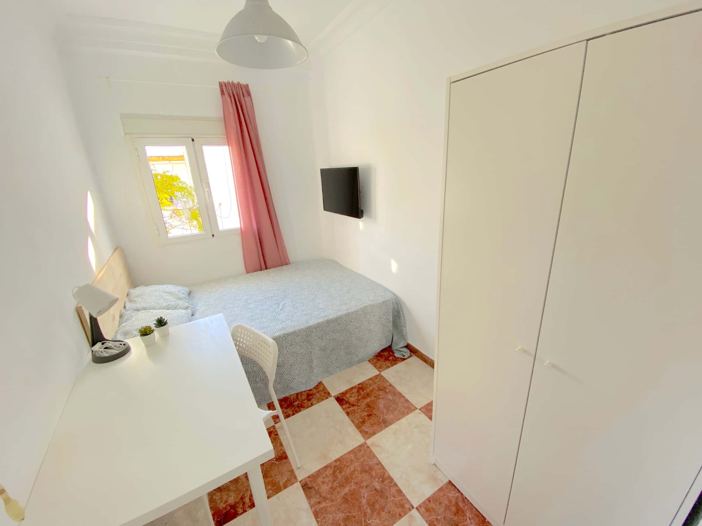 Sunny room near center with double bed, WIFI and TV for students