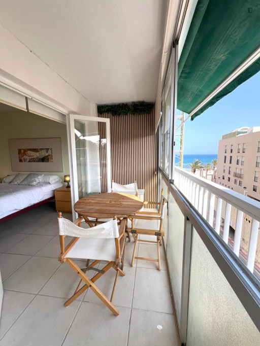 Irresistible 2 Bedroom Apartment with a balcony in front of Mutxavista Beach - Alicante - chambre - ImmoJeune