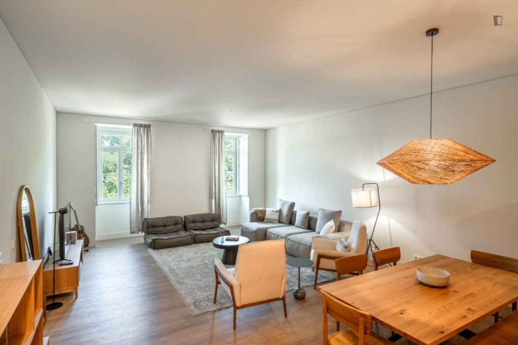 Stunning 2 Bedroom Apartment with a balcony close to Cais do Sodré Train Station - Lisbonne - chambre - ImmoJeune