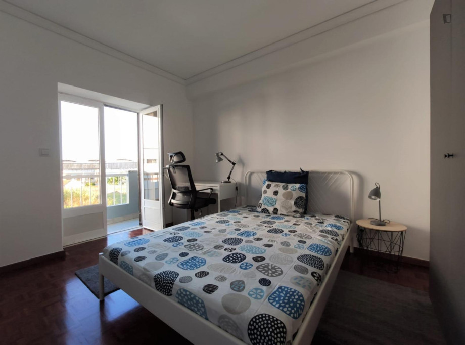 CASARX4 - Spacious room with smart TV, large bed and small private balcony - Lisbonne - chambre - ImmoJeune